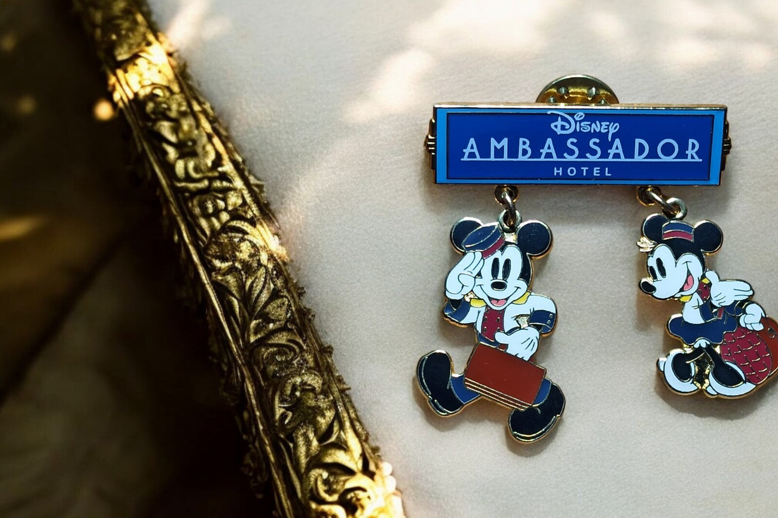 Pin's Disney Ambassador Hotel Tokyo Mickey Minnie – édition rare émaillée