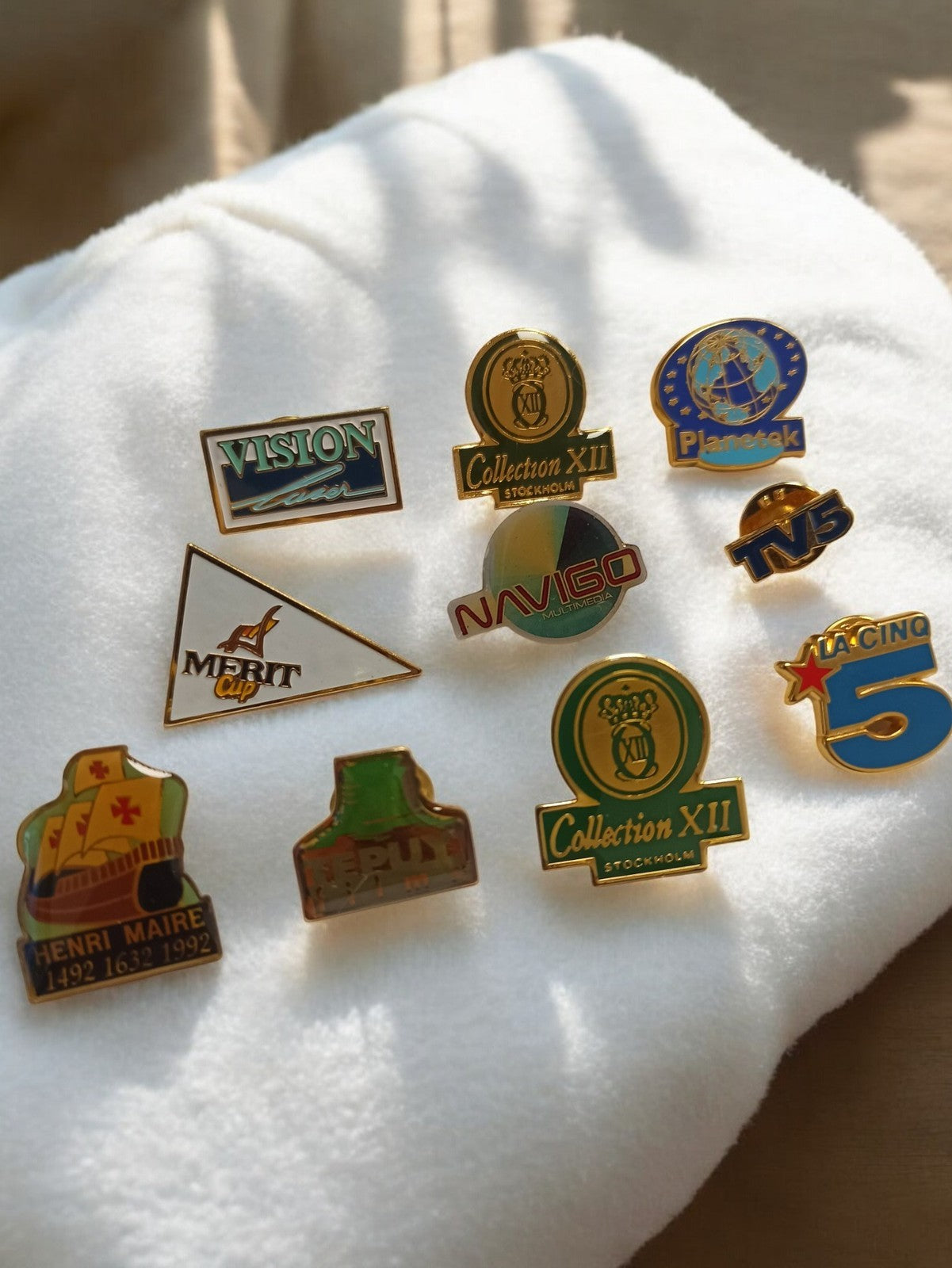 Lot 10 pin's publicitaires vintage émaillés TV5 La Cinq Collection XII années 90