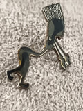 Pin's vintage silhouette musicien trompette noir doré, style années 80 (Ref 7)