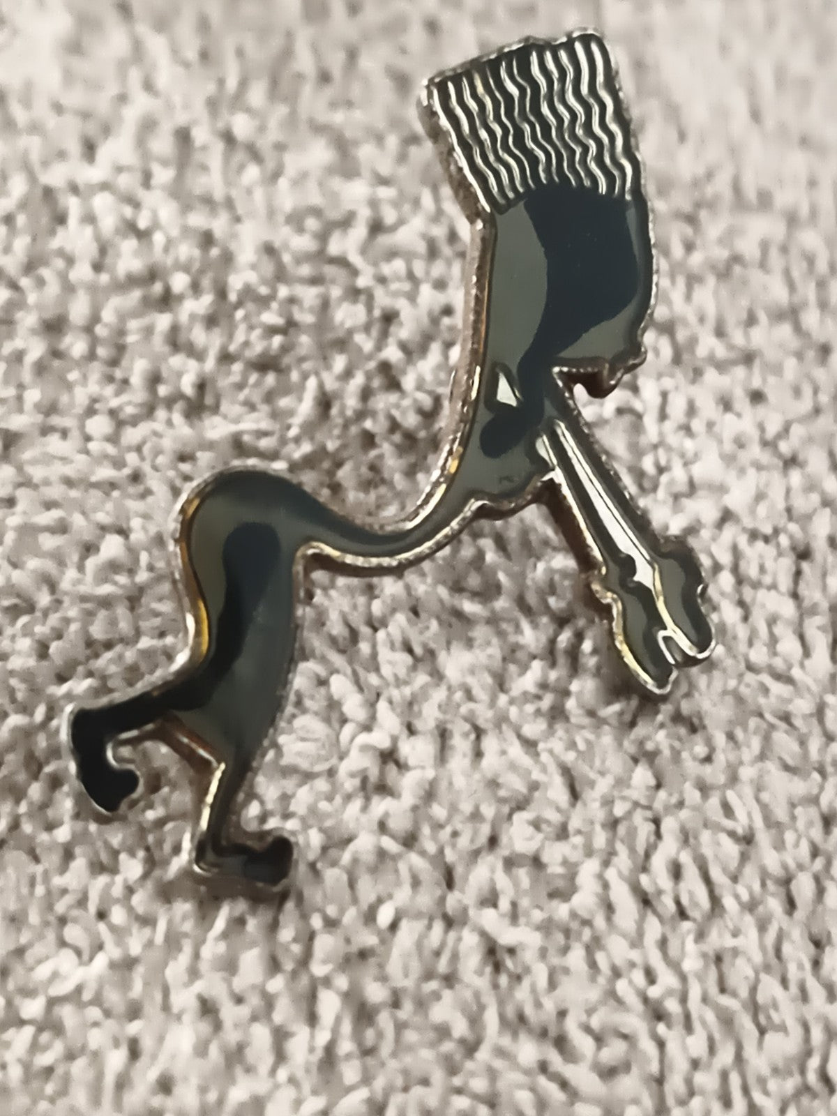 Pin's vintage silhouette musicien trompette noir doré, style années 80 (Ref 7)