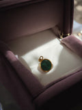Pendentif vintage rond plaqué or, cabochon vert, bijou rétro élégant ancien