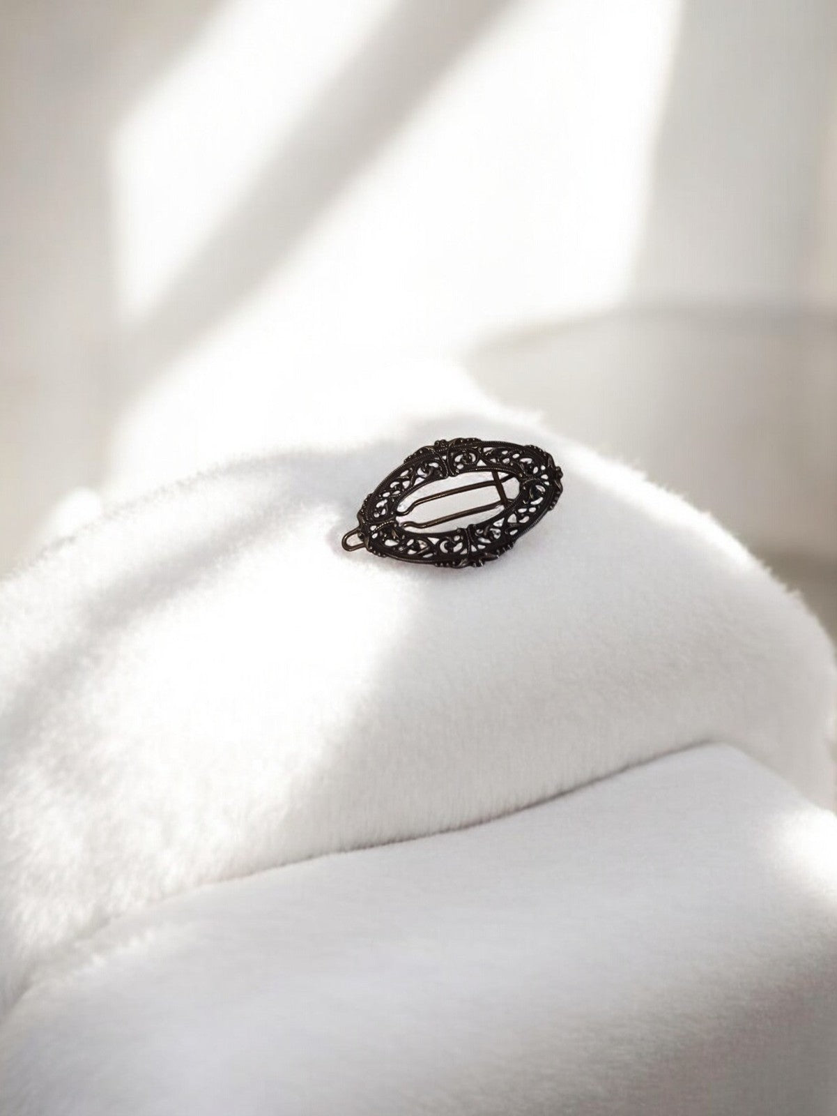 Barrette vintage ovale ajourée noir rétro, pince à cheveux ancienne 1950