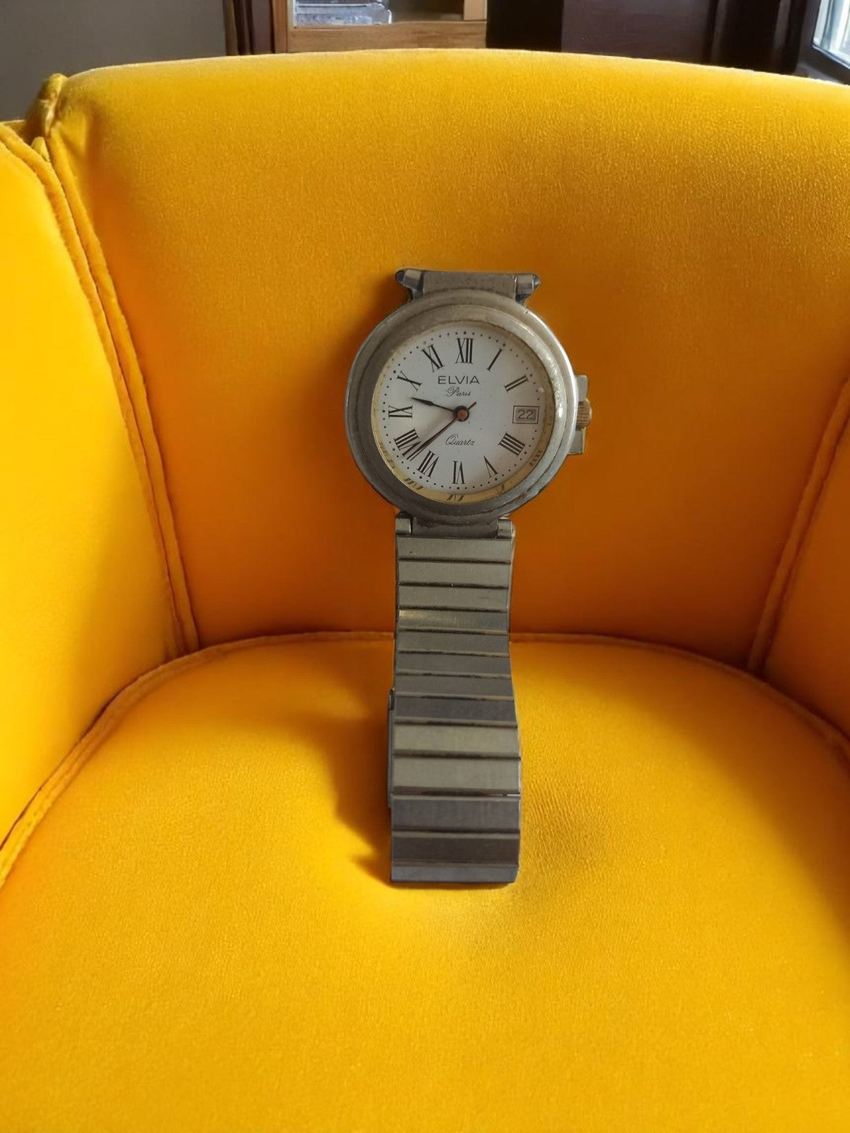 Montre vintage femme Elvia Paris, bracelet métal, cadran romain rétro
