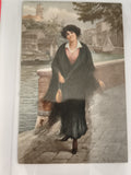 Carte postale ancienne femme élégante châle noir canal ville début XXe CPA