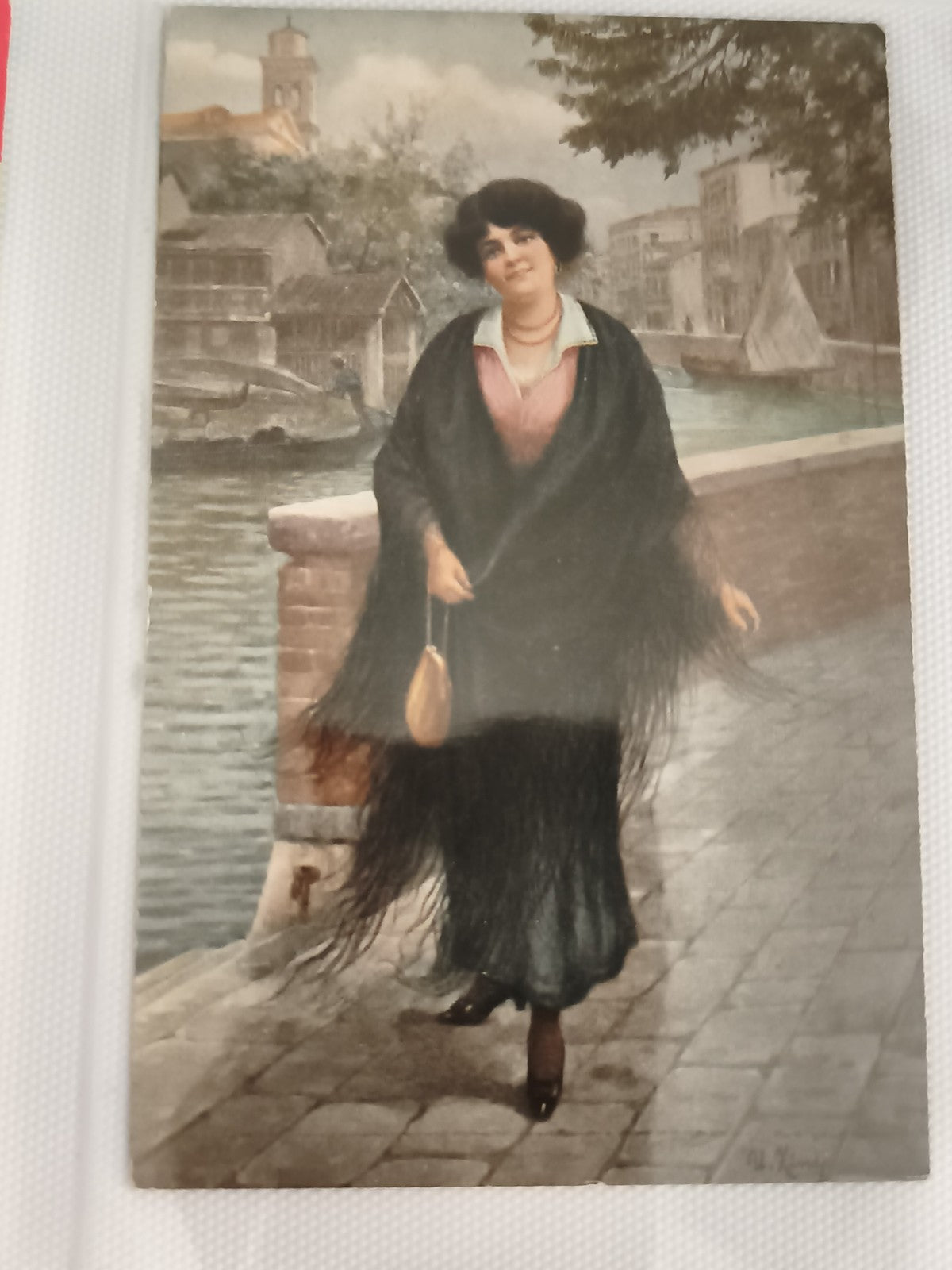 Carte postale ancienne femme élégante châle noir canal ville début XXe CPA