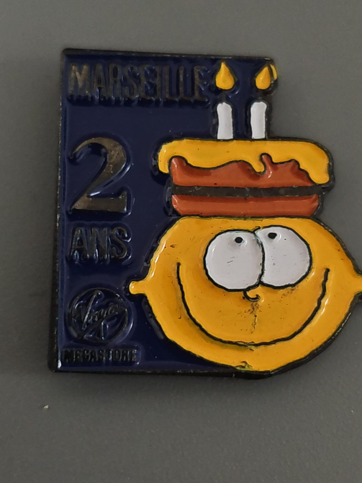 Pin's ancien Marseille Vierge rétro collection badge vintage rare France