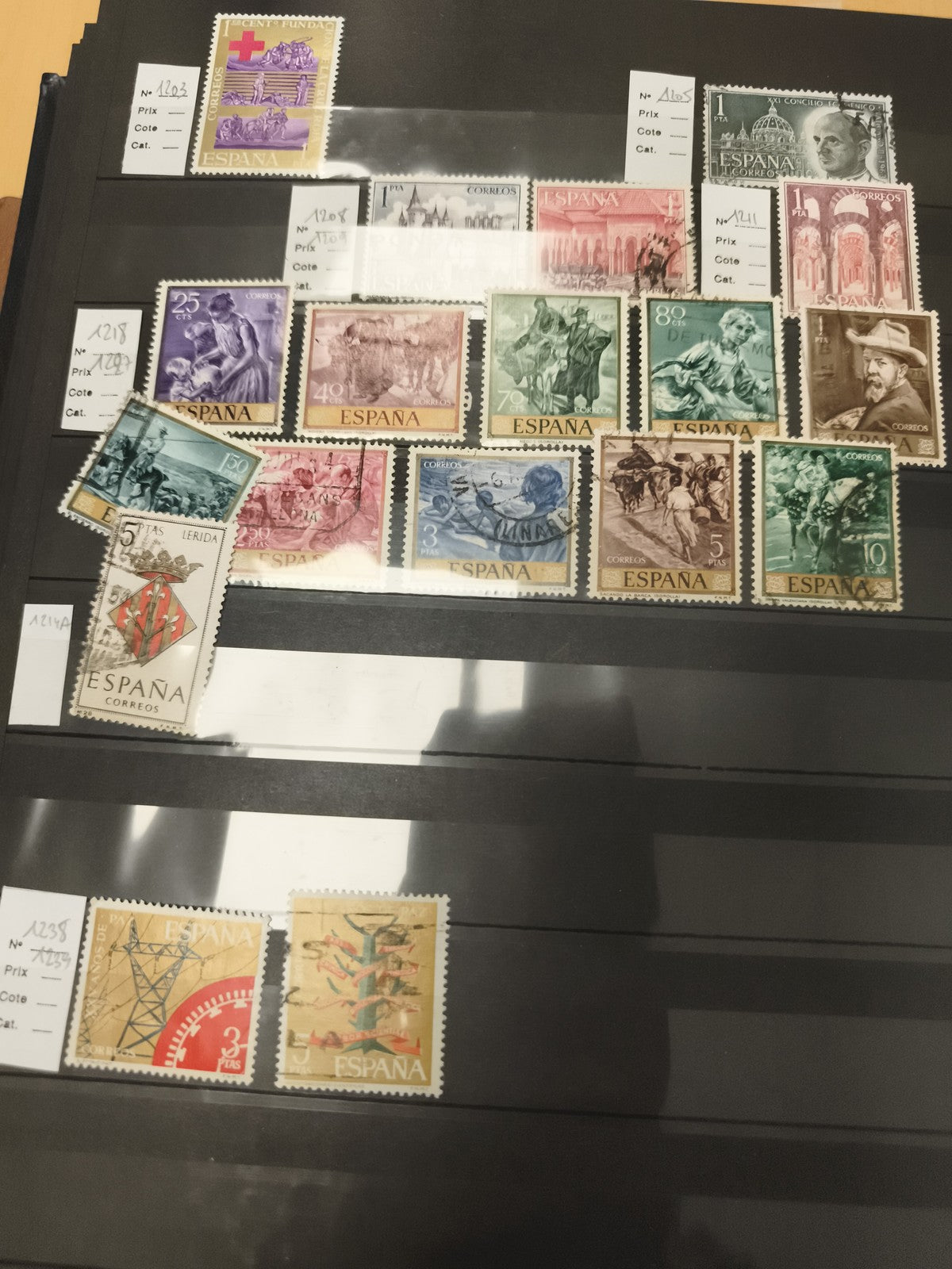 Timbres Espagne anciens lot thématiques Corrida architecture personnages Philaté