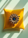 Broche religieuse vintage fleur métal cabochon bleu XXe siècle