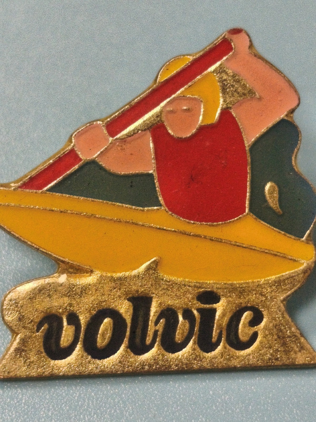 Pin's vintage Volvic kayak canoë émaillé sport eau collection années 80-90