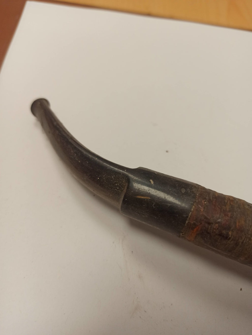 Pipe ancienne courbée en bois, finition rustiquée, vintage rétro, grande taille