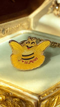 Pin's abeille vintage « J'aime le miel » jaune ancien badge apiculture
