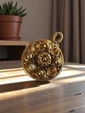 Pendentif vintage rond métal doré relief années 50 bijou rétro médaille
