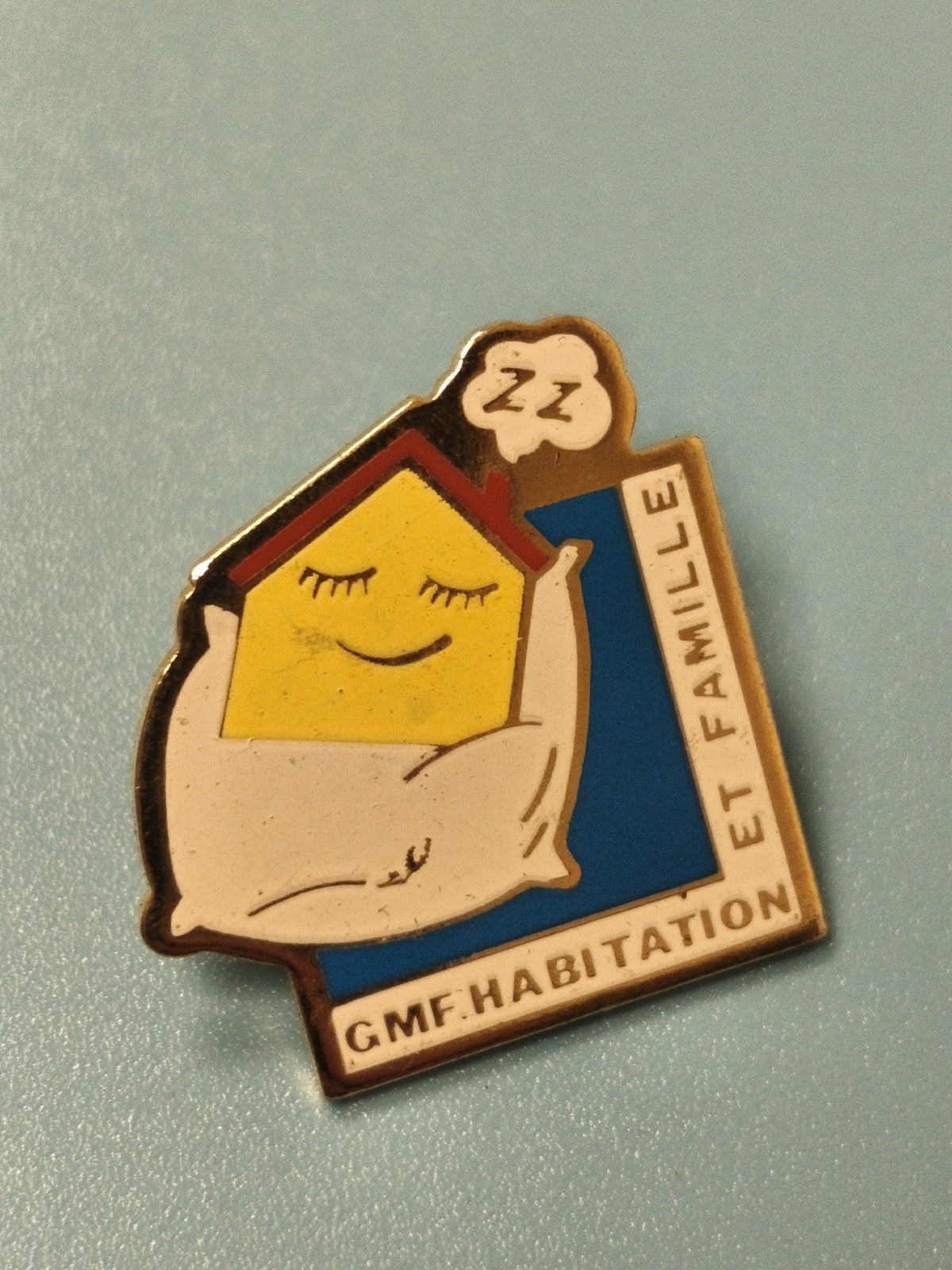Pin's vintage GMF Habitation et Famille maison jaune sur coussin (Ref 13)