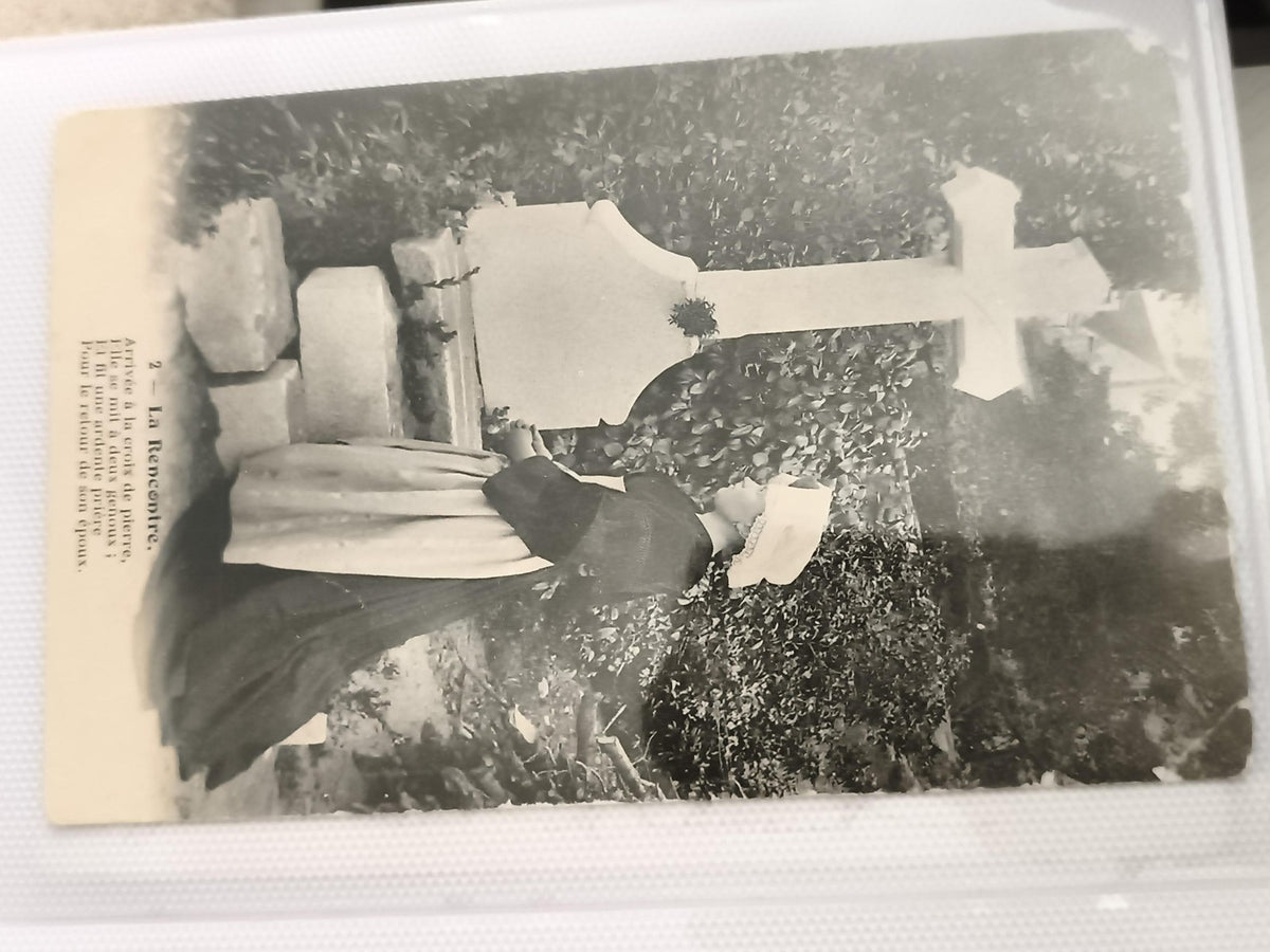 Carte postale ancienne La Recouvrée costume breton croix tombe sépia début XXe