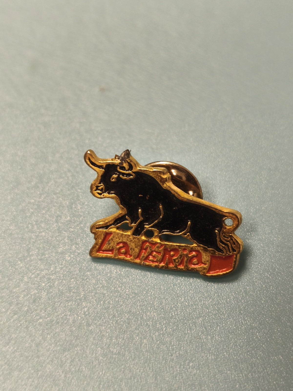 Pin's vintage La Feria taureau noir doré collection Espagne rétro