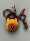 Ancien cadenas rond avec clé, aspect doré, style vintage, serrure ancienne