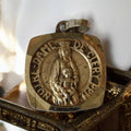 Pendentif médaille Notre-Dame de Cléry, aspect doré, religieux vintage