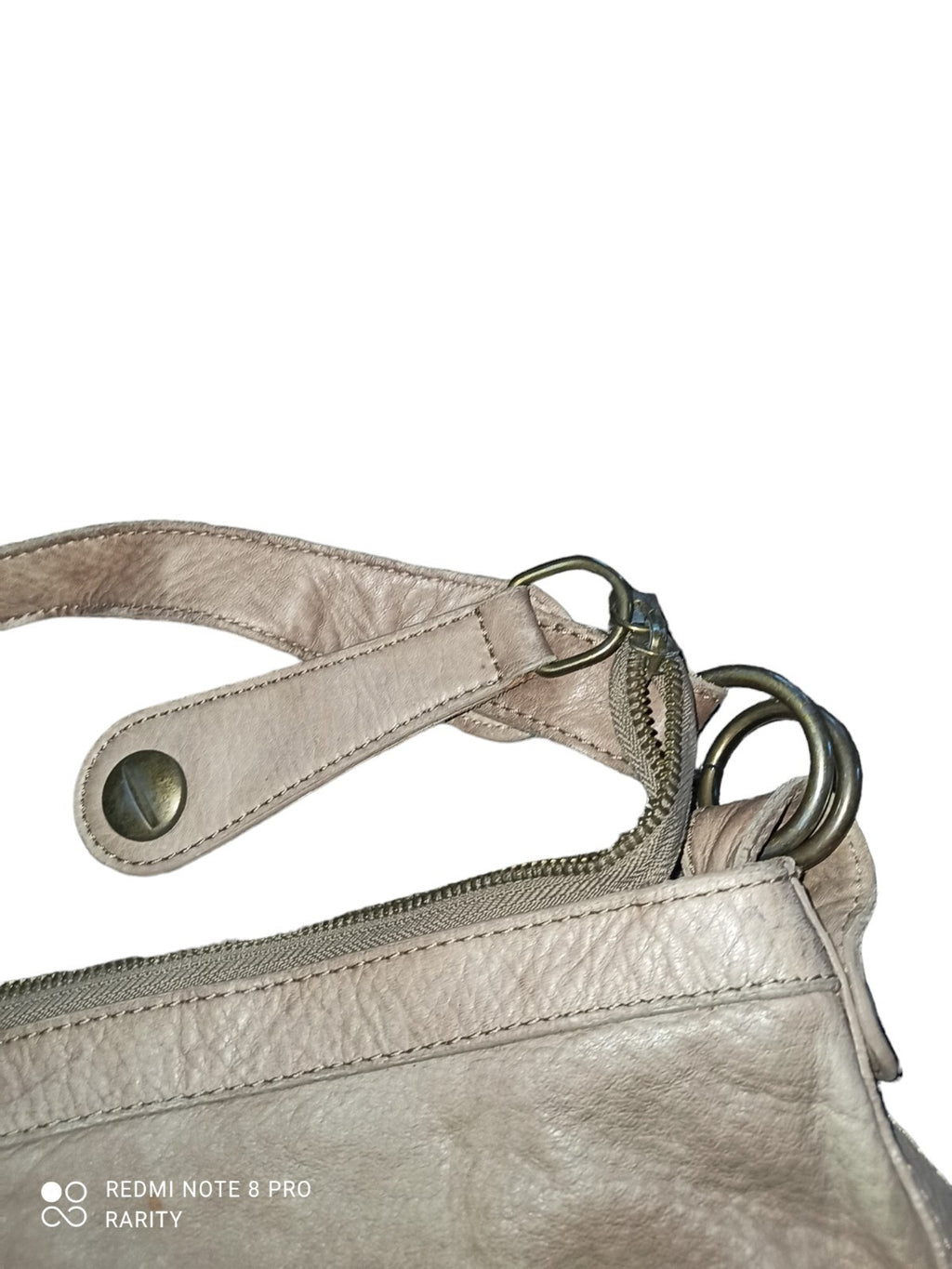 Sac à main gris cuir souple, anse épaule, fermeture zip, style chic
