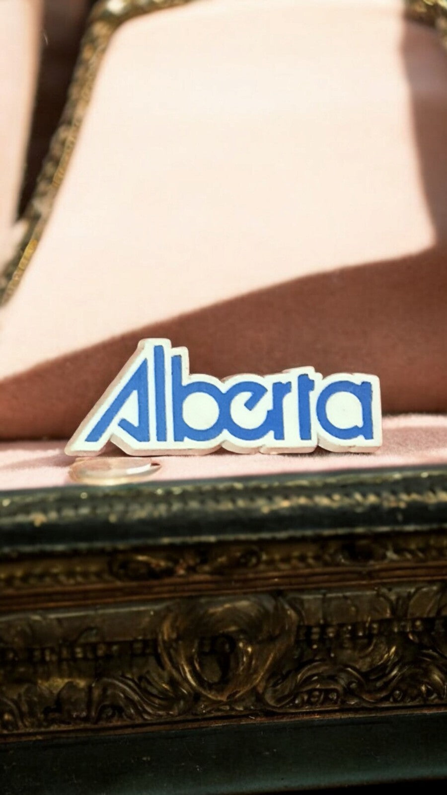 Pin's Alberta vintage lettrage bleu rétro – Badge accessoire mode années 80