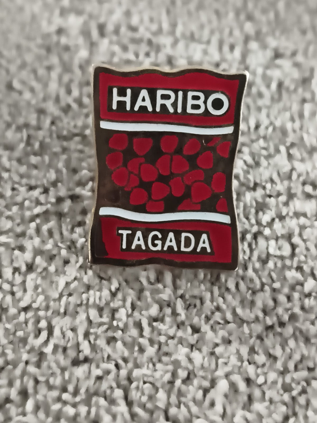 Pin's Haribo Tagada vintage, badge ancien bonbon fraise, émail rouge (Ref 11)