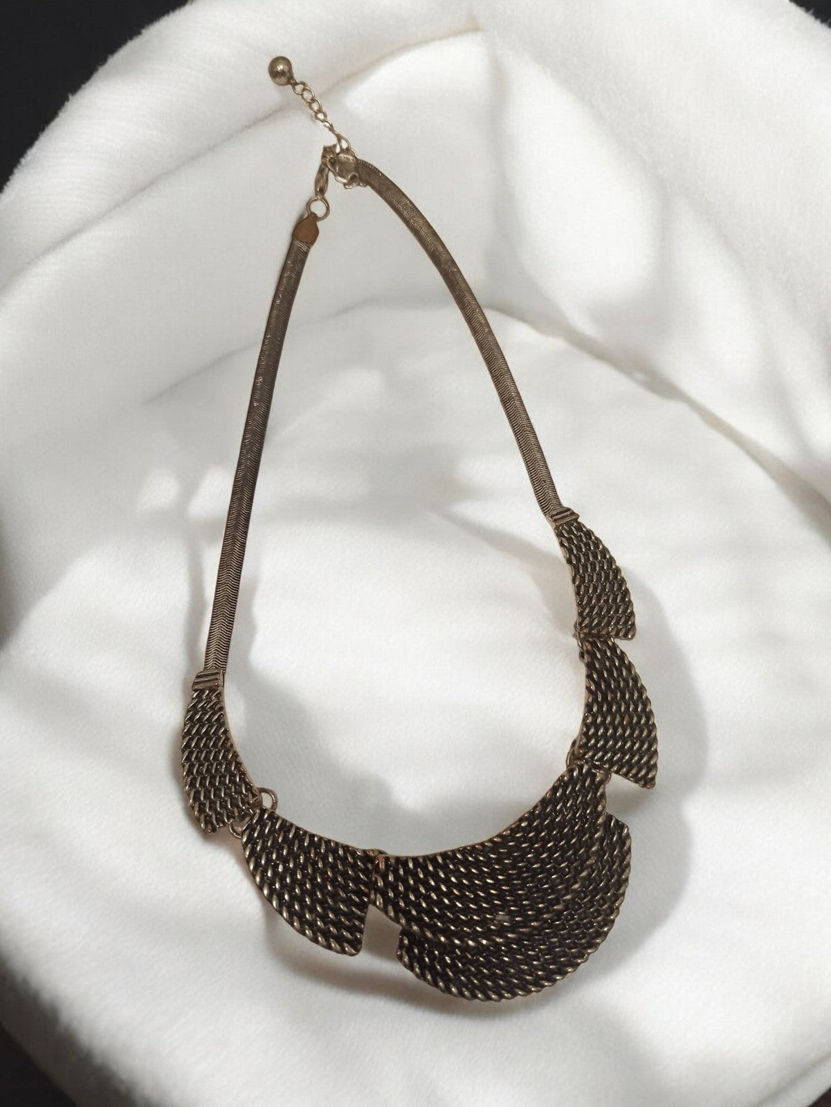Collier vintage rétro, maille texturée, finition bronze, bijou fantaisie ancien