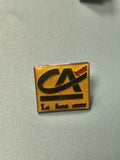 Pin's vintage Crédit Agricole carré jaune logo CA ancien collection rétro