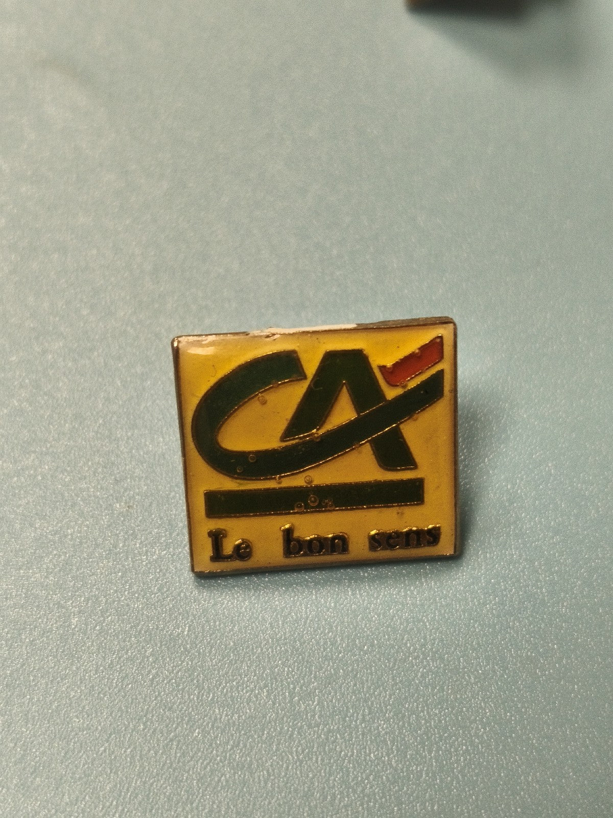 Pin's vintage Crédit Agricole carré jaune logo CA ancien collection rétro