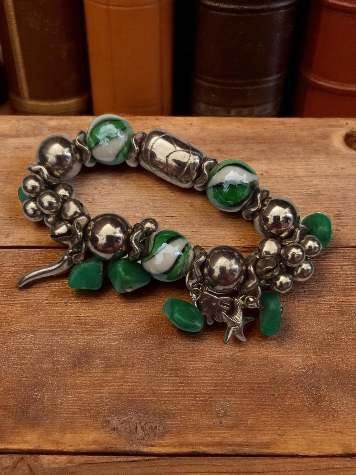 Bracelet fantaisie vintage métal perles vertes charms rétro original