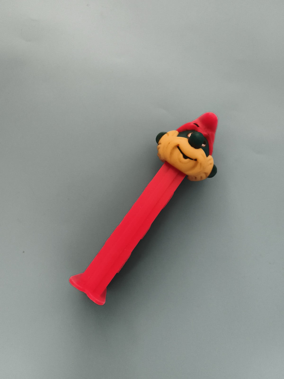 Distributeur Pez personnage nain rouge jaune, bonbon, figurine jouet rétro