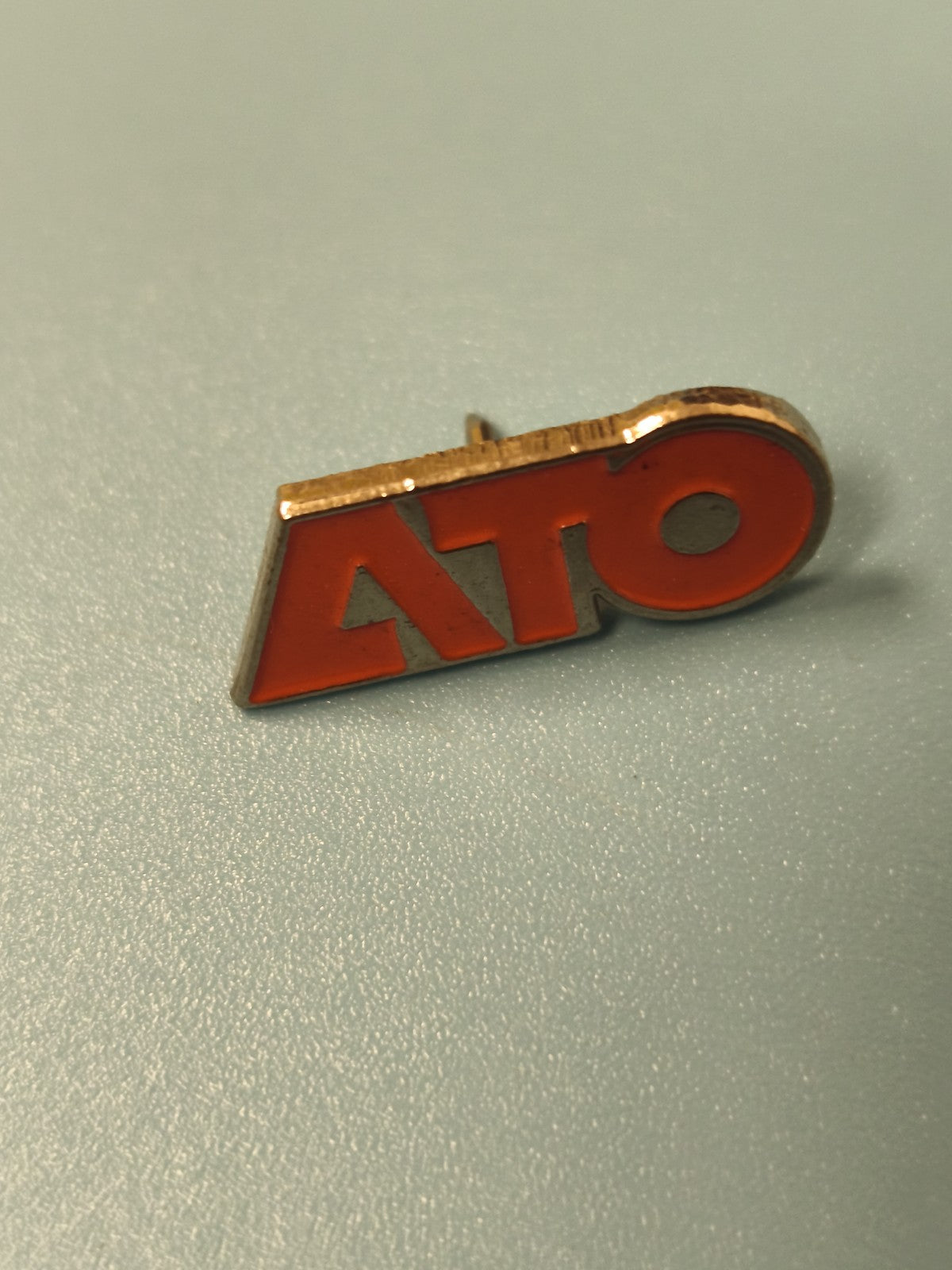 Pin's vintage ATO émaillé rouge ancien badge collection rétro (ref 11)