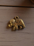 Pendentif éléphant vintage métal doré années 1950 bijou ancien porte-bonheur