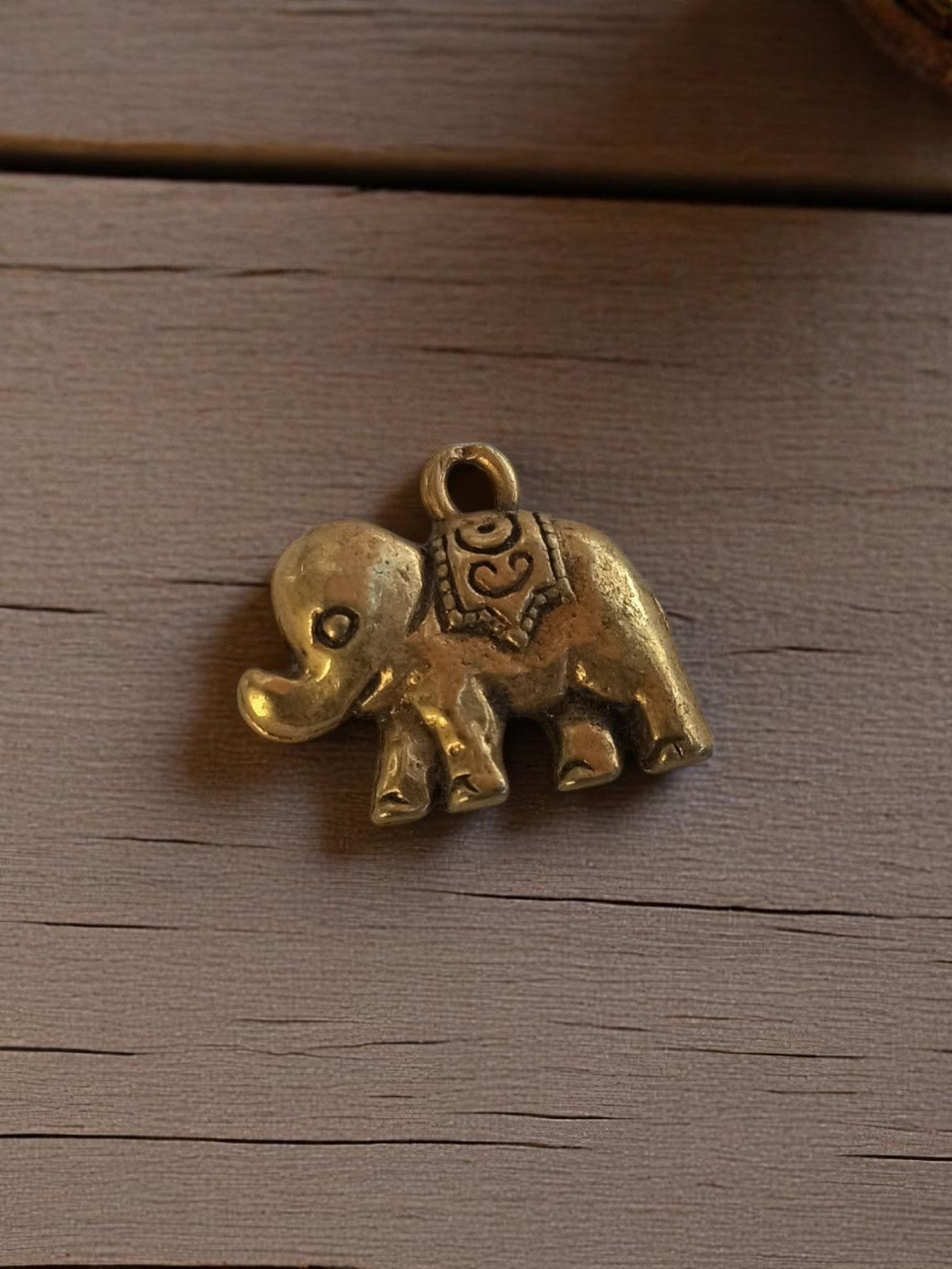 Pendentif éléphant vintage métal doré années 1950 bijou ancien porte-bonheur
