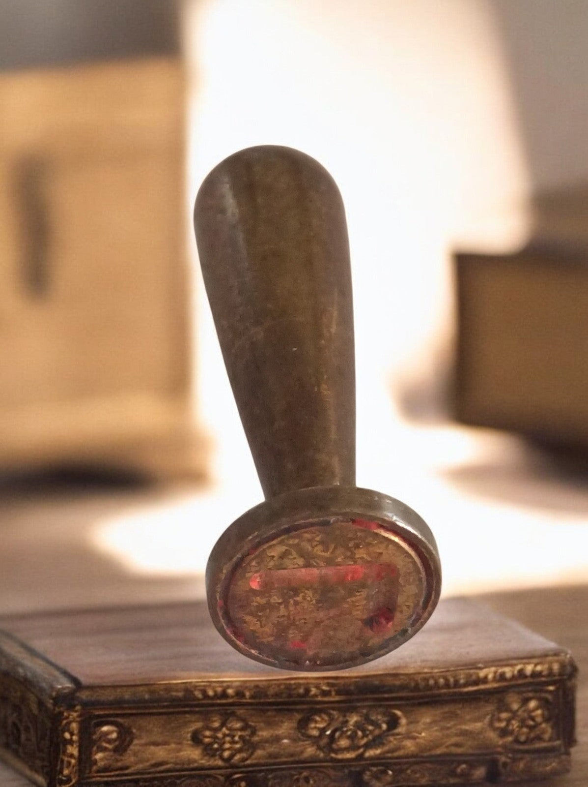 Cachet ancien en métal, outil d’artisanat vintage, poignée patinée