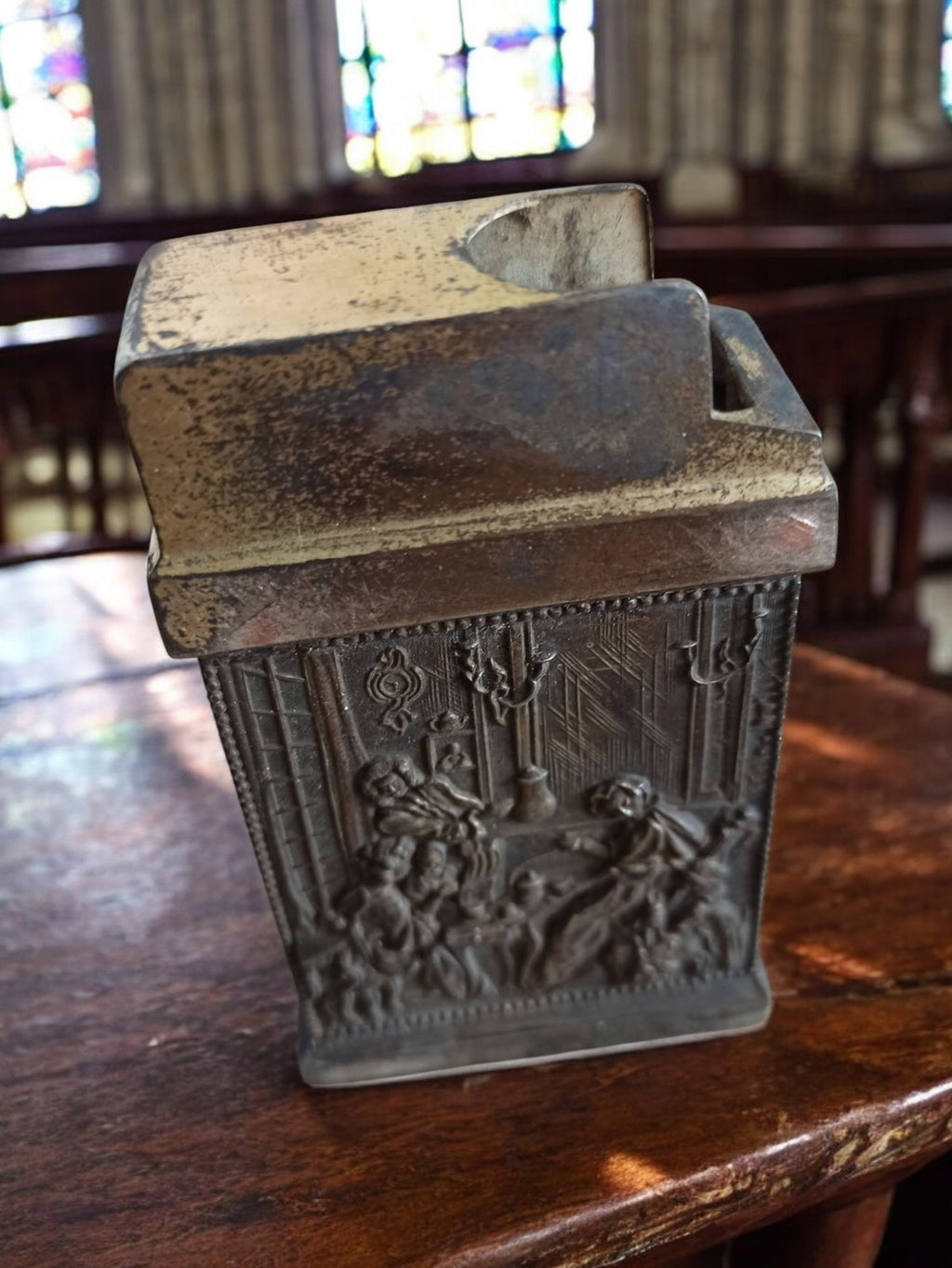 Vide-poche régule décor flamand scène taverne relief XXe déco métal