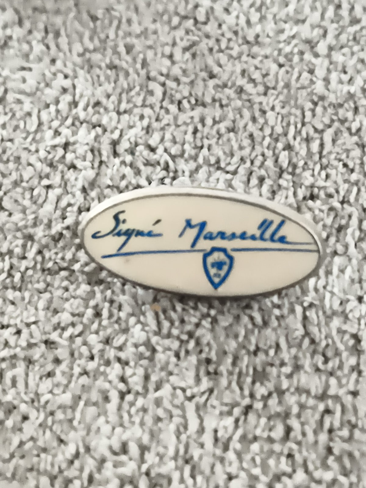Pin's vintage Signé Marseille ovale blanc bleu badge rétro (Ref 9)