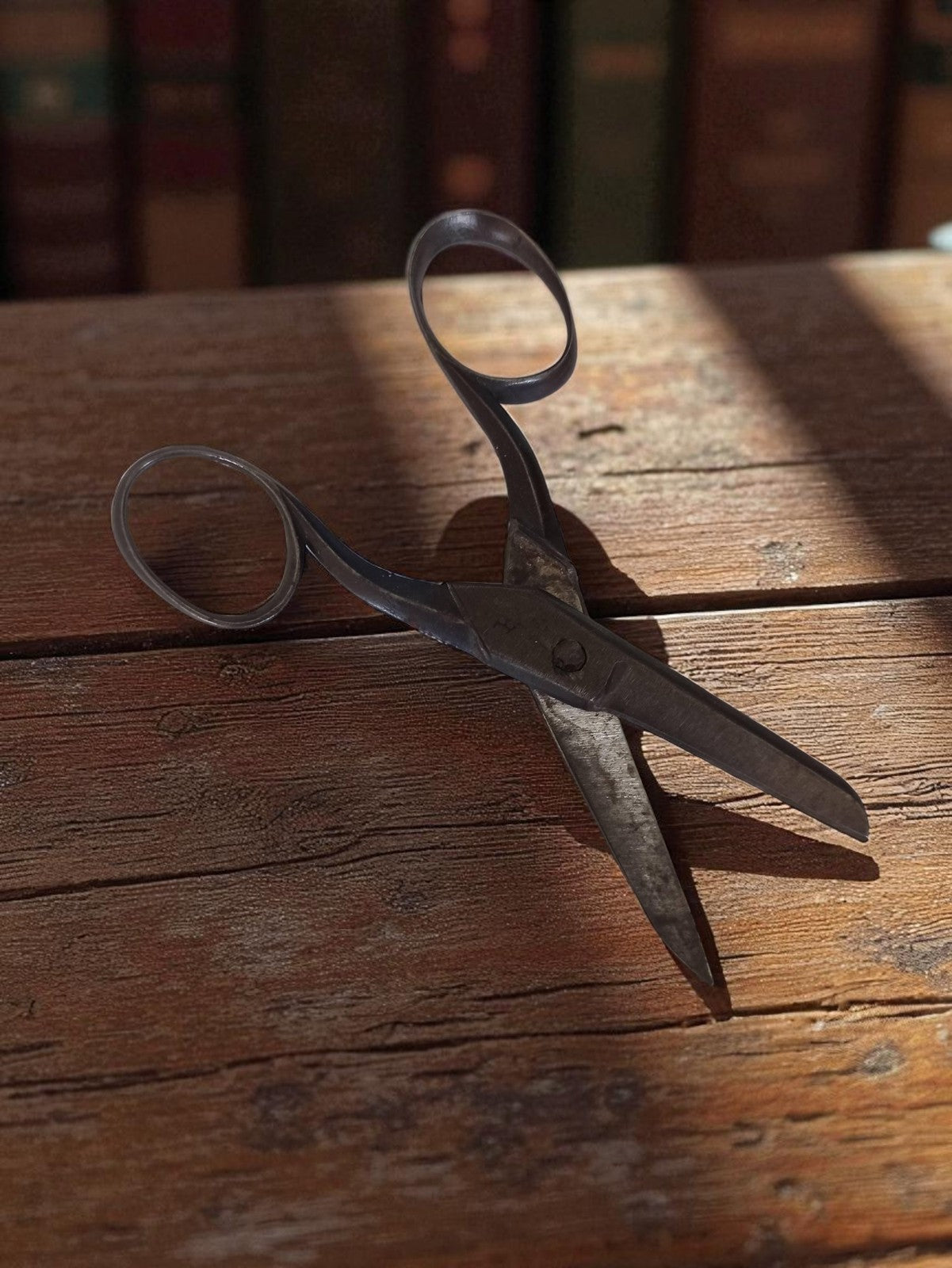 Ciseaux anciens vintage milieu XXe, outil rétro déco, finition métallique patiné