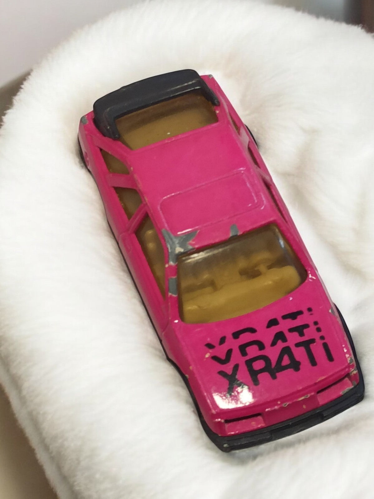 Voiture miniature vintage rose XR4TI rétro décor jaune ancien modèle auto