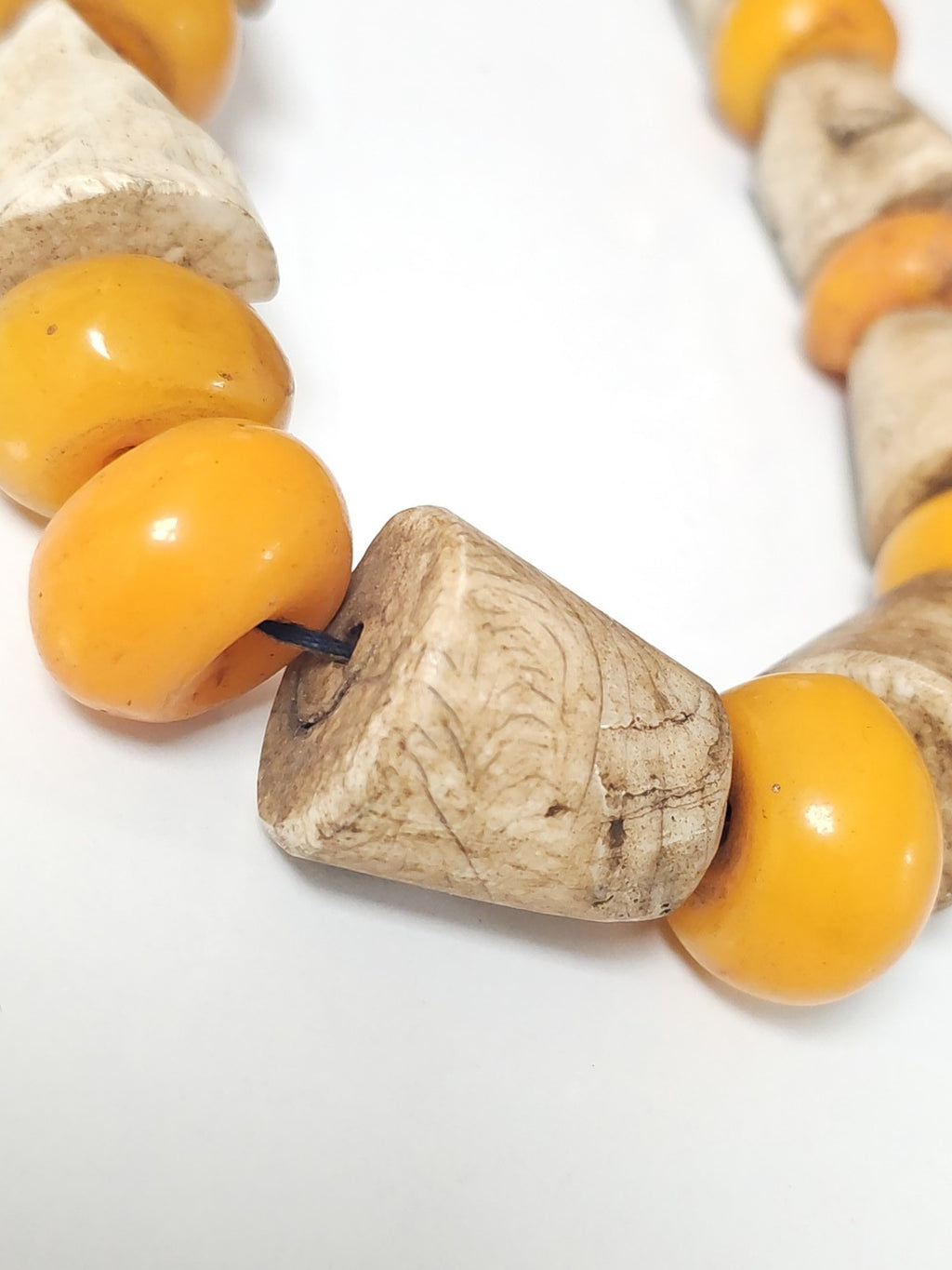 Collier perles ambre tibétain bakélite butterscotch et os 257g bijou artisanal