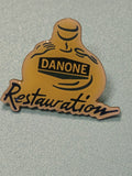 Vintage pin's Danone restauration jaune logo ancien collection publicitaire