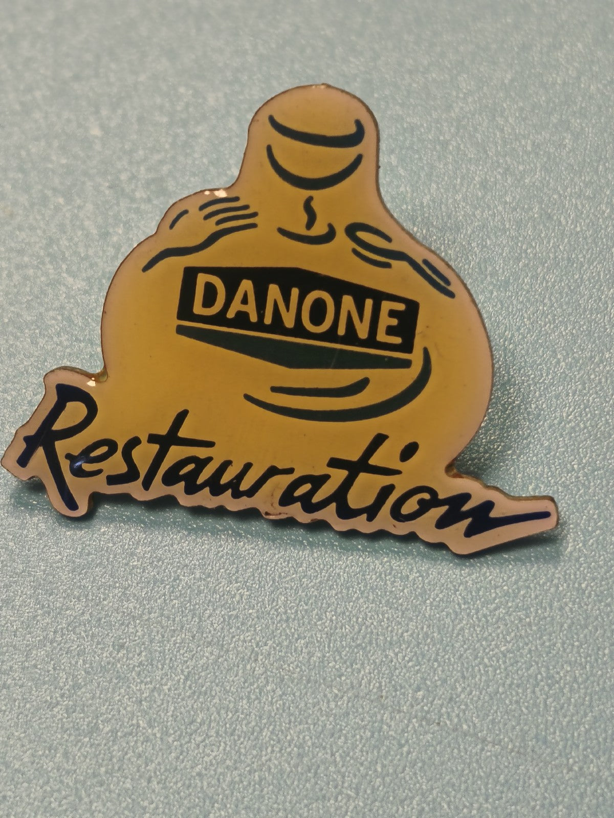 Vintage pin's Danone restauration jaune logo ancien collection publicitaire