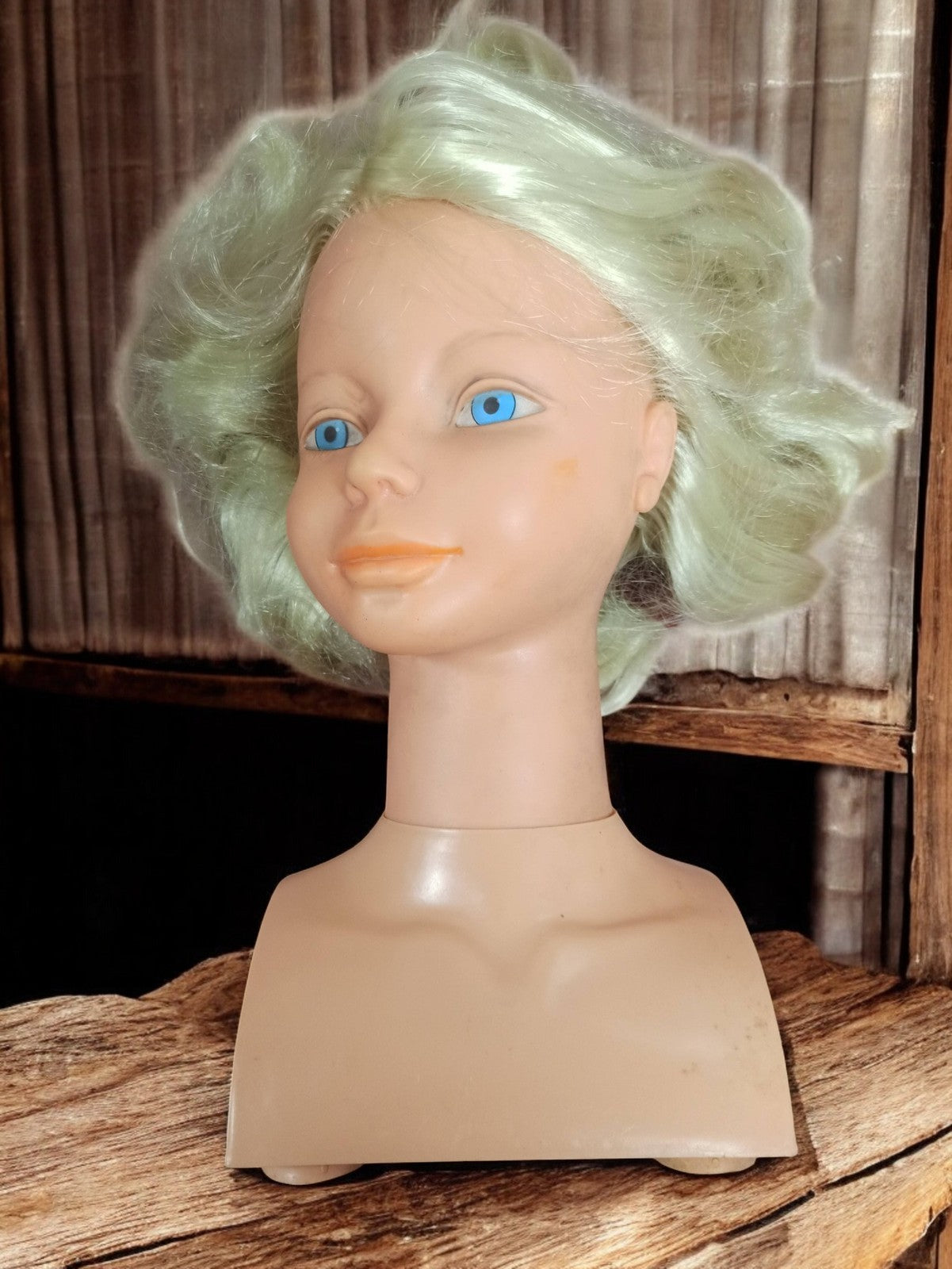 Tête à coiffer vintage années 70 blonde yeux bleus jouet rétro maquillage