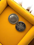 Boîte vintage et perles anciennes – coffret rétro déco, couvercle métal