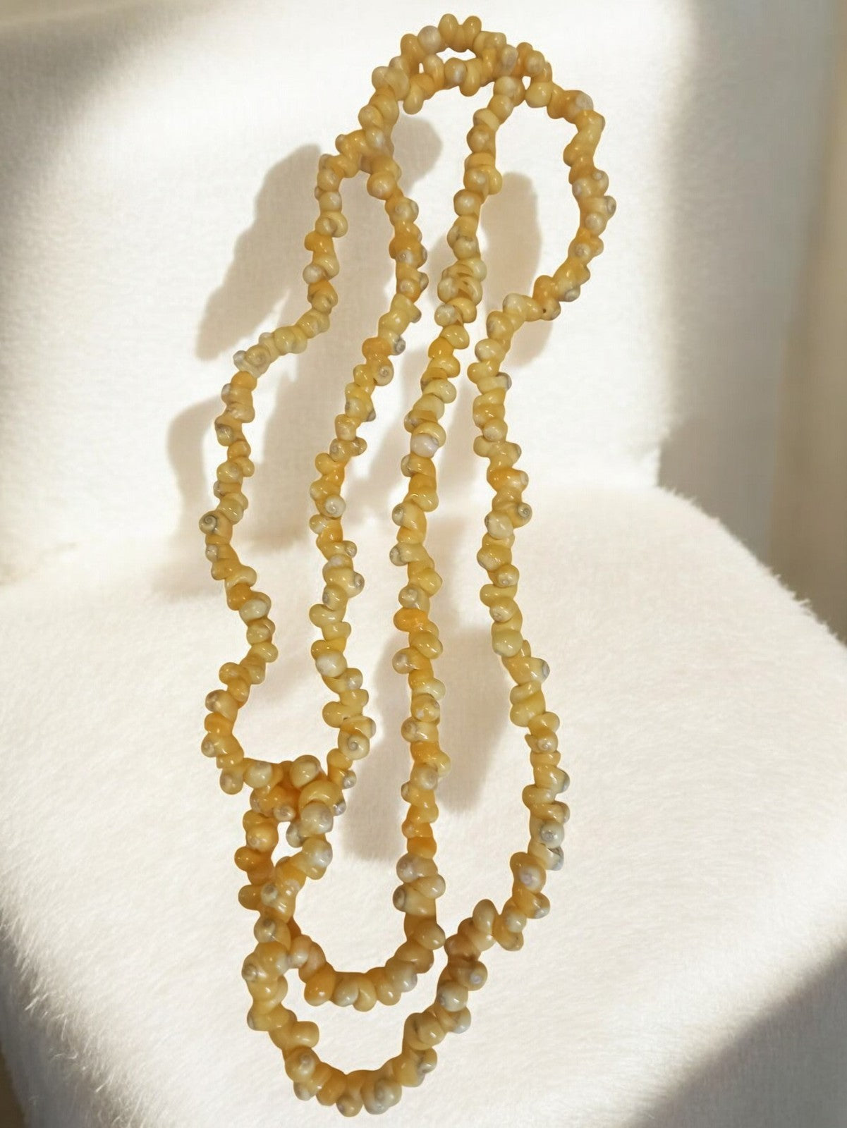 Collier ancien coquillages vintage, bijou rétro naturel, perles torsadées