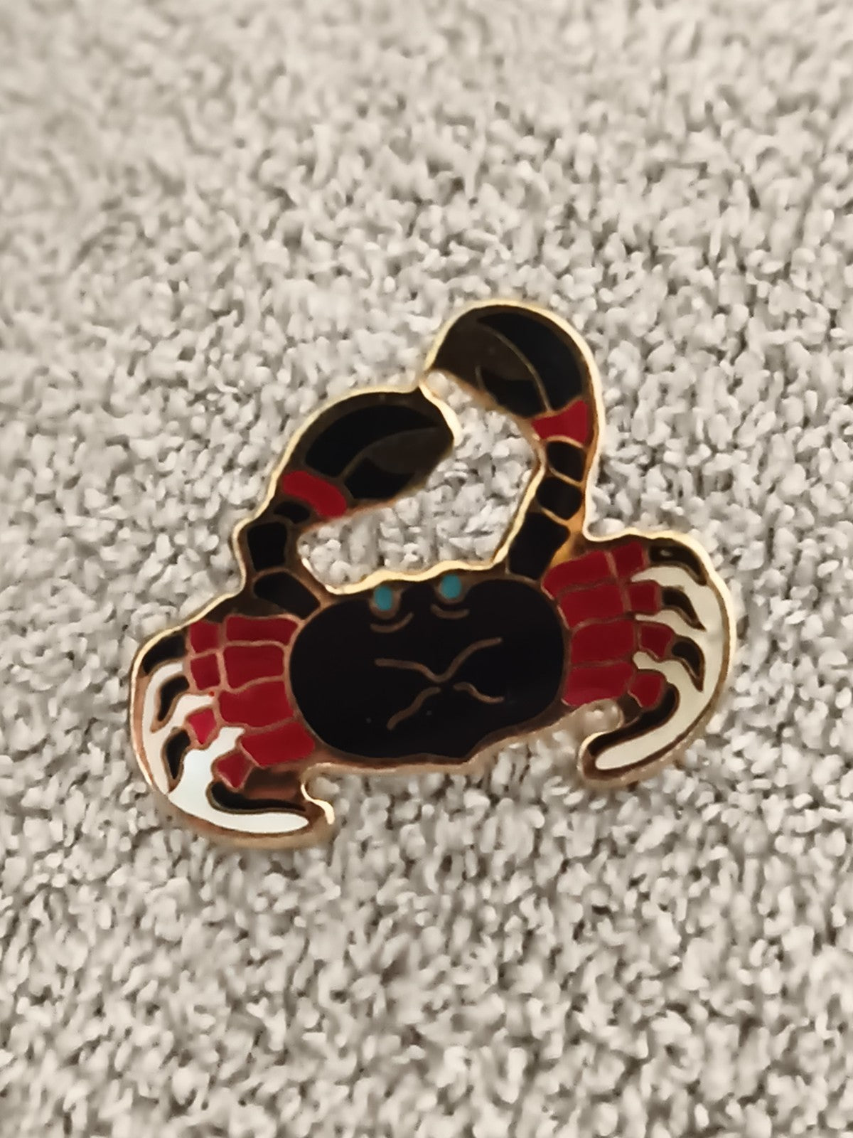 Pin's vintage crabe émaillé rouge noir doré badge crustacé (Ref 2)