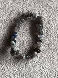 Bracelet pierres naturelles gris bleu, perles irrégulières, élastique