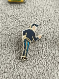 Pin's vintage personnage homme jeans bleu émaillé années 80-90 (Ref 2)