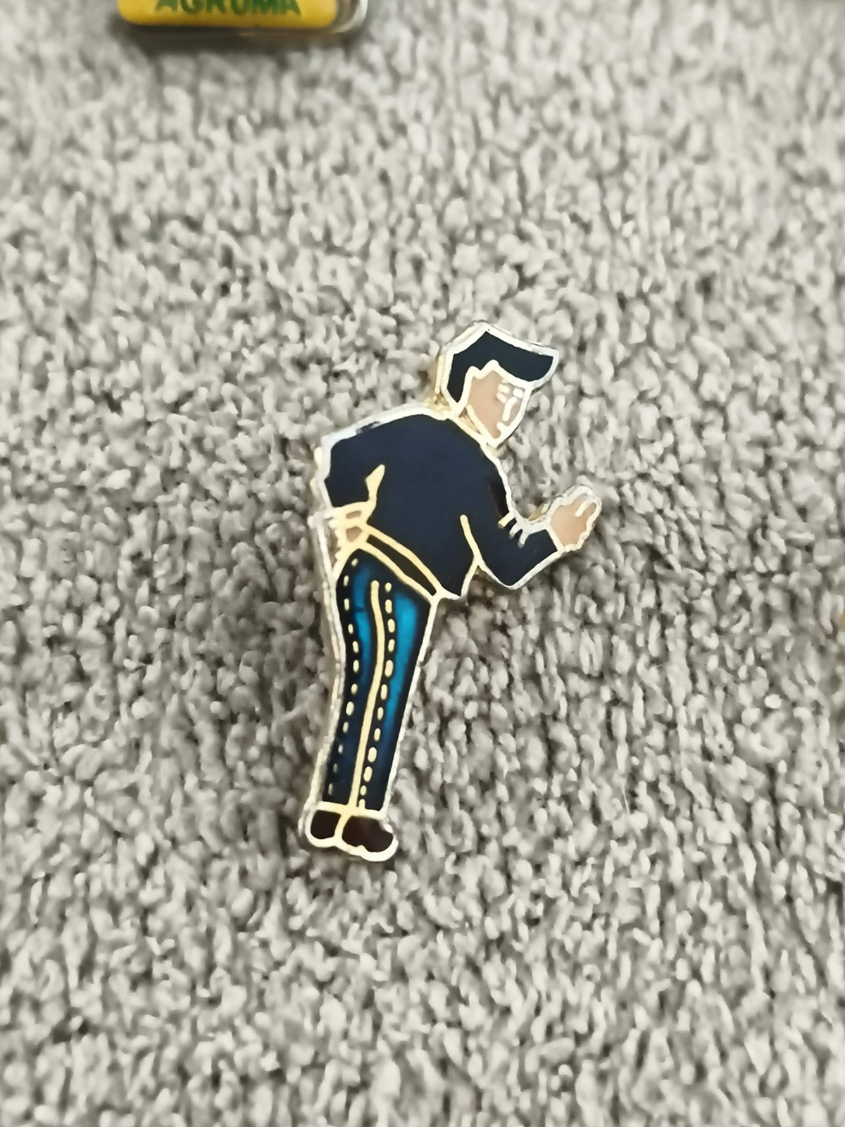 Pin's vintage personnage homme jeans bleu émaillé années 80-90 (Ref 2)