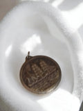 Porte-clés ancien vintage médaillon navire relief accessoire rétro d'occasion