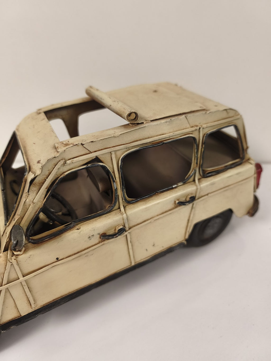 Voiture ancienne en tôle vintage, grande taille, objet de collection rétro déco