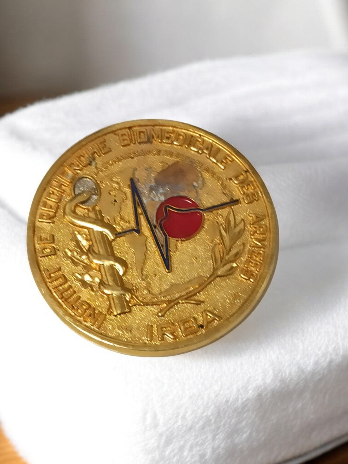 Médaille ancienne IRBA Institut Recherche Biomédicale Armées dorée vintage